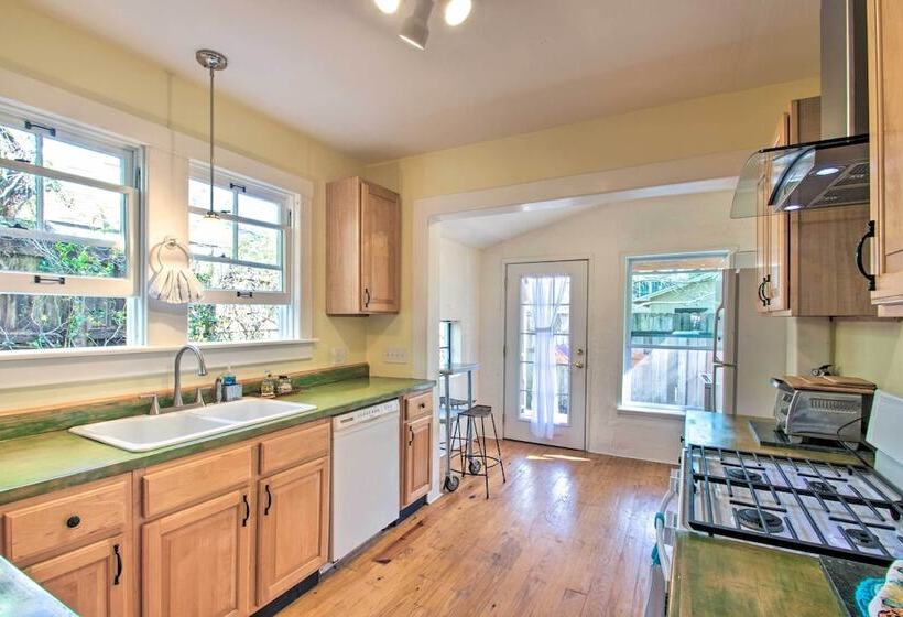 Colorful Pensacola Oasis: 1 Block To Bayview Park!