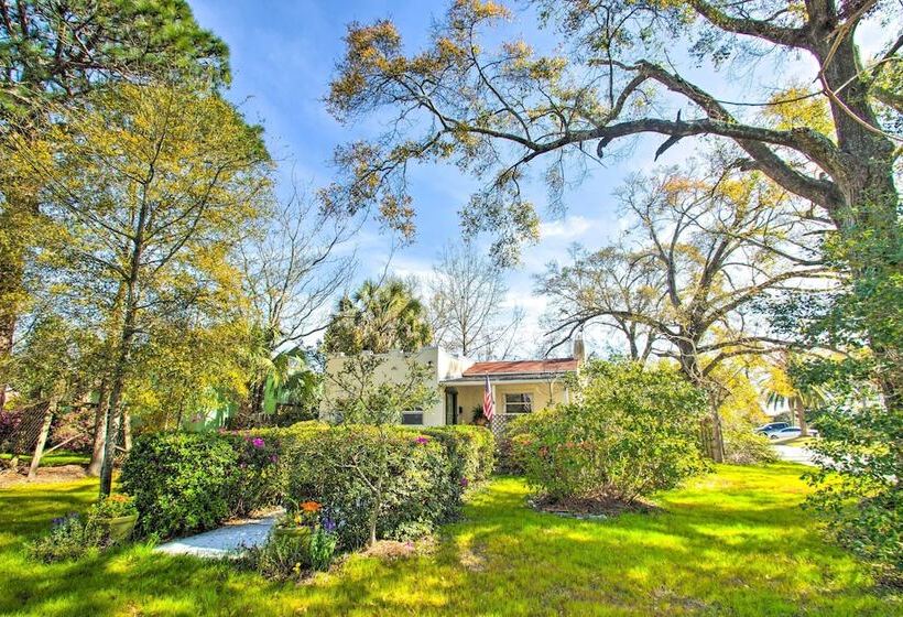Colorful Pensacola Oasis: 1 Block To Bayview Park!