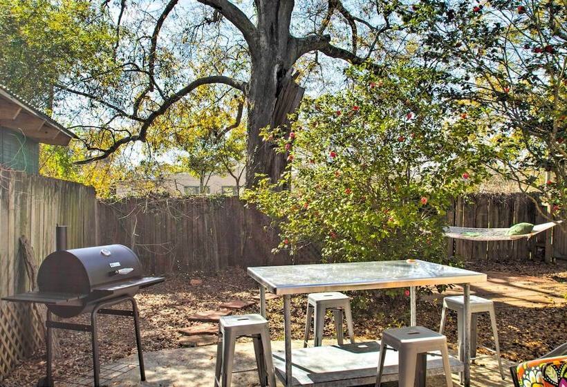 Colorful Pensacola Oasis: 1 Block To Bayview Park!