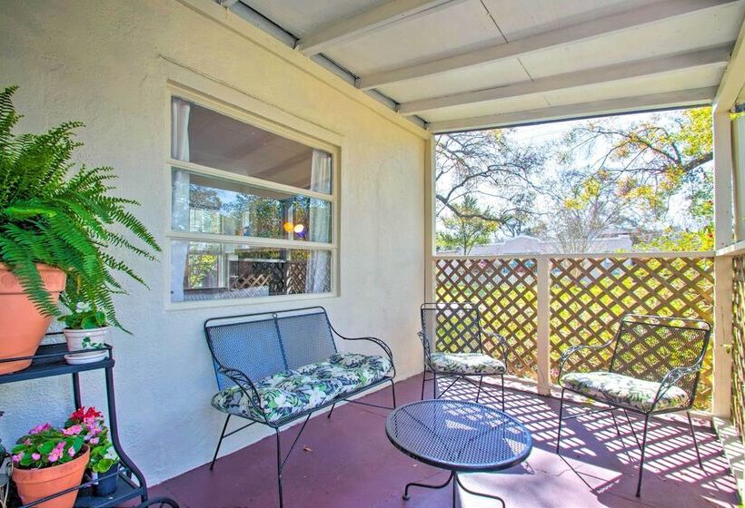 Colorful Pensacola Oasis: 1 Block To Bayview Park!