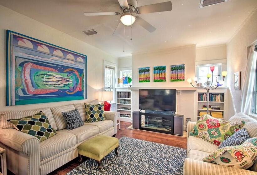 Colorful Pensacola Oasis: 1 Block To Bayview Park!