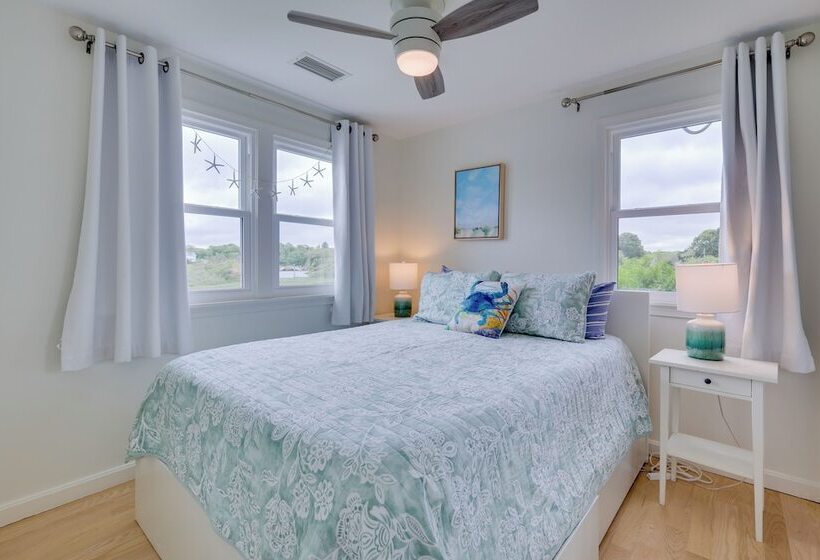 Cozy Narragansett Cottage W/ Dock & Outdoor Shower