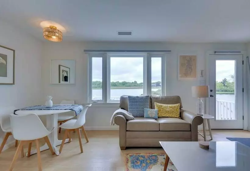 Cozy Narragansett Cottage W/ Dock & Outdoor Shower