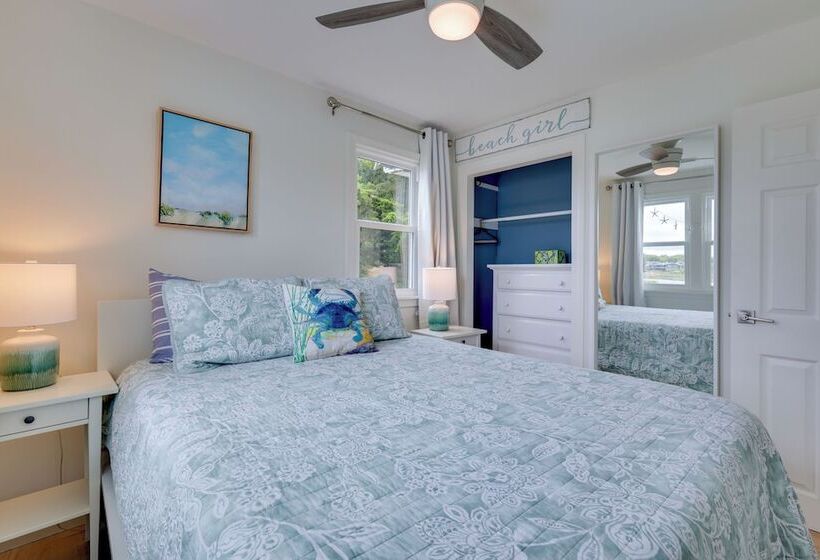 Cozy Narragansett Cottage W/ Dock & Outdoor Shower