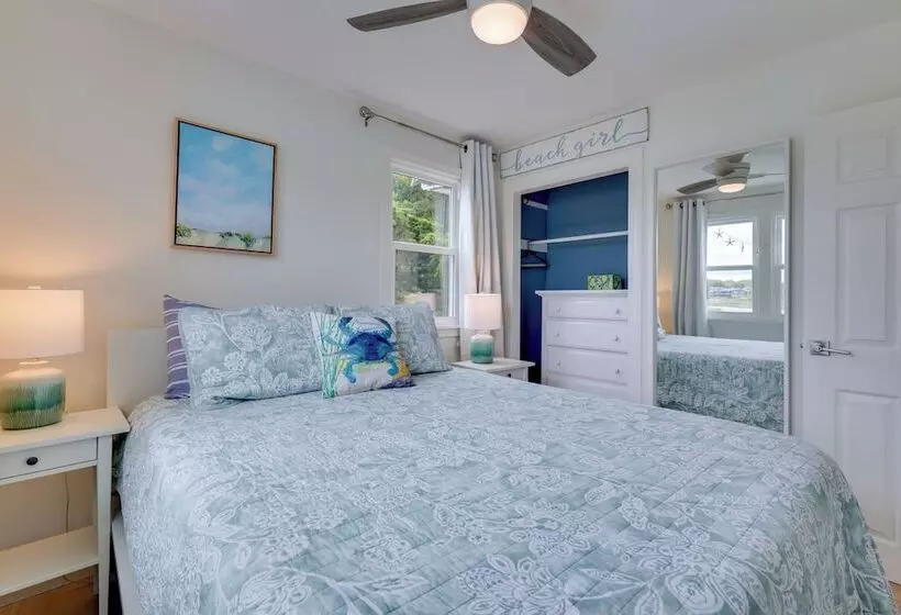 Cozy Narragansett Cottage W/ Dock & Outdoor Shower