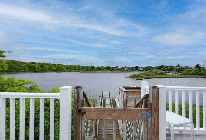 Cozy Narragansett Cottage W/ Dock & Outdoor Shower