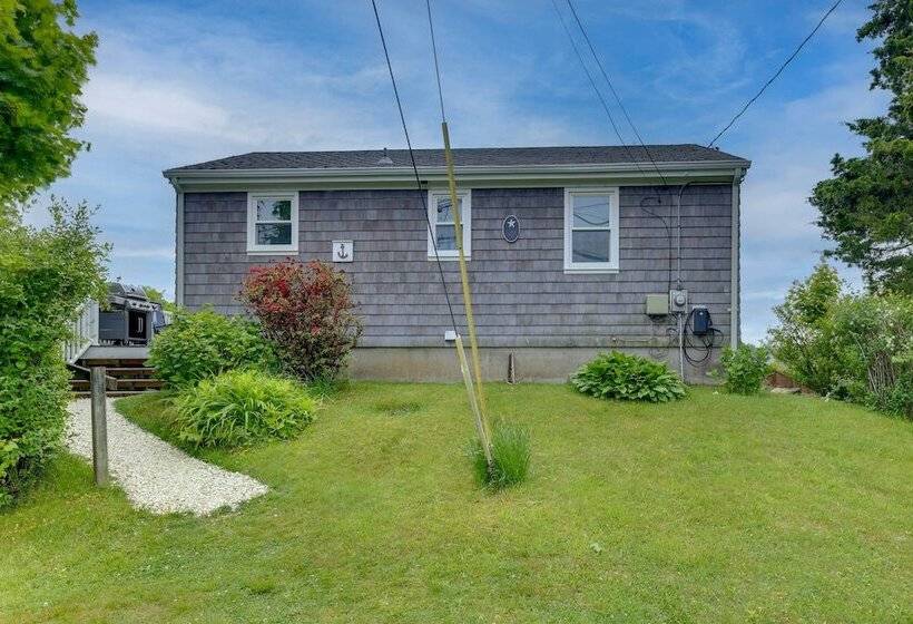 Cozy Narragansett Cottage W/ Dock & Outdoor Shower