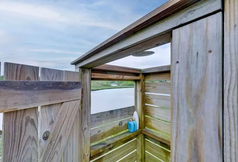 Cozy Narragansett Cottage W/ Dock & Outdoor Shower