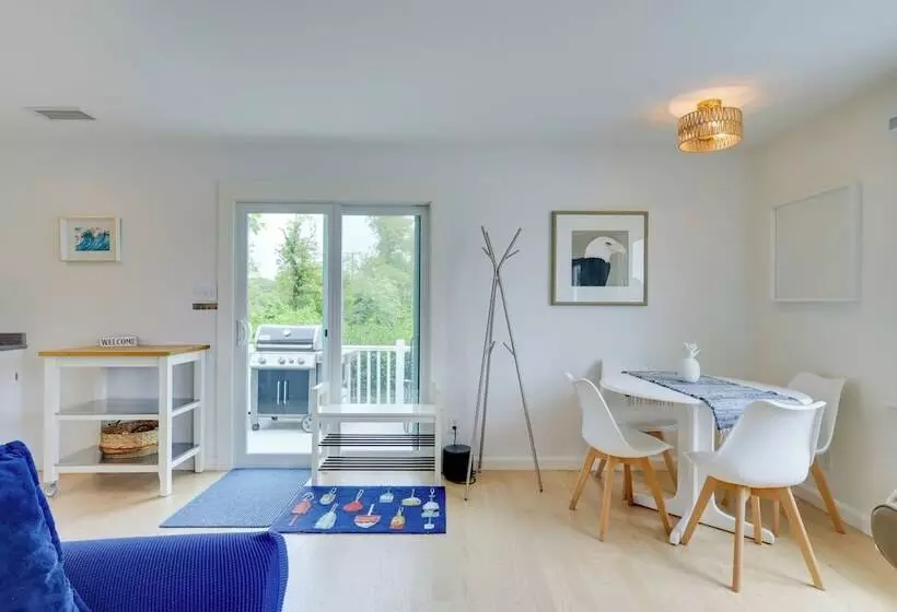 Cozy Narragansett Cottage W/ Dock & Outdoor Shower