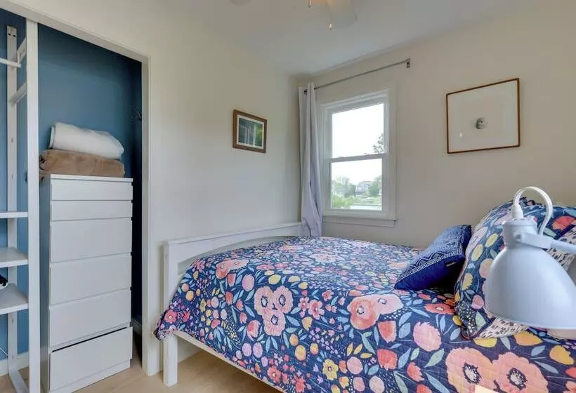 Cozy Narragansett Cottage W/ Dock & Outdoor Shower