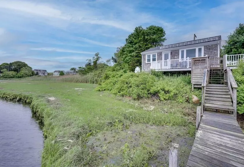 Cozy Narragansett Cottage W/ Dock & Outdoor Shower