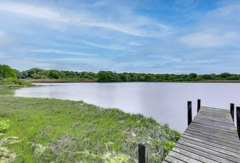 Cozy Narragansett Cottage W/ Dock & Outdoor Shower