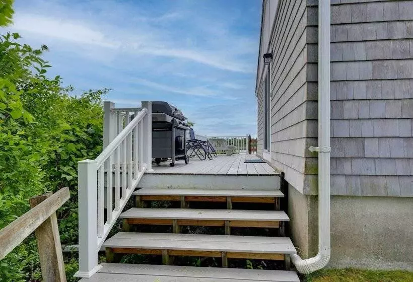 Cozy Narragansett Cottage W/ Dock & Outdoor Shower