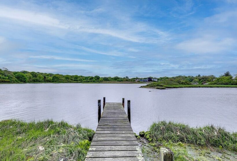 Cozy Narragansett Cottage W/ Dock & Outdoor Shower