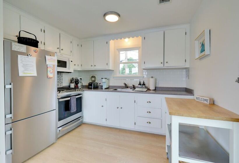 Cozy Narragansett Cottage W/ Dock & Outdoor Shower