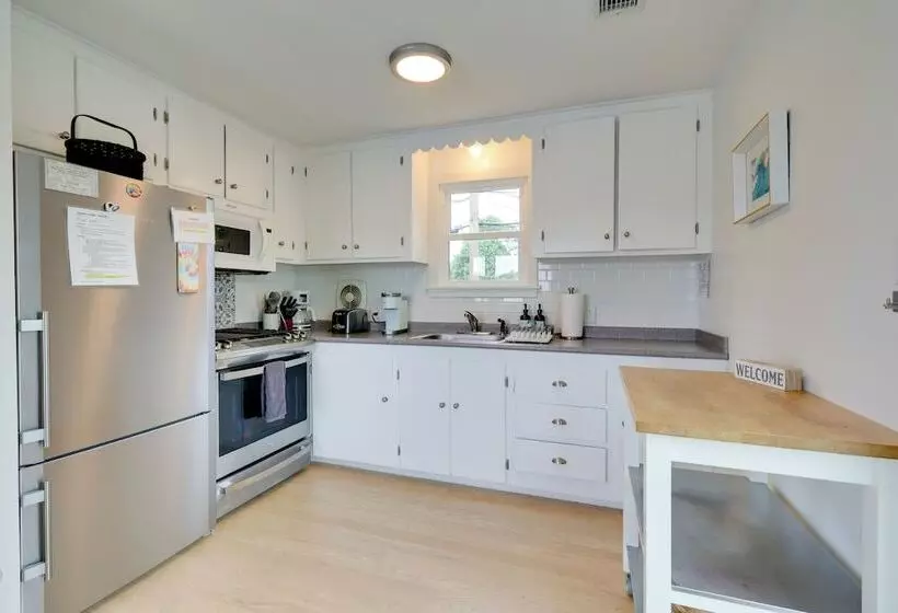 Cozy Narragansett Cottage W/ Dock & Outdoor Shower