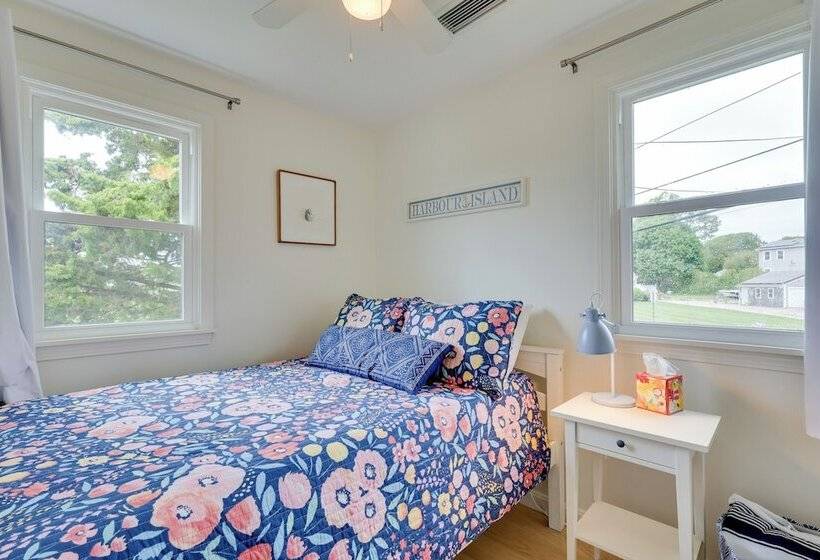 Cozy Narragansett Cottage W/ Dock & Outdoor Shower