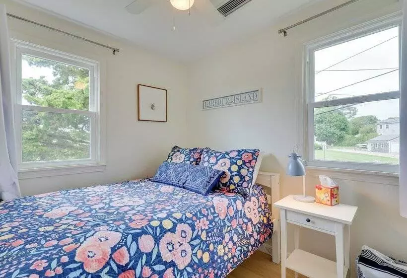 Cozy Narragansett Cottage W/ Dock & Outdoor Shower