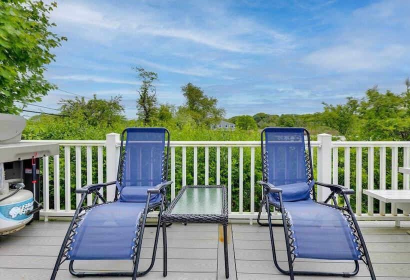 Cozy Narragansett Cottage W/ Dock & Outdoor Shower