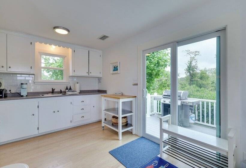 Cozy Narragansett Cottage W/ Dock & Outdoor Shower