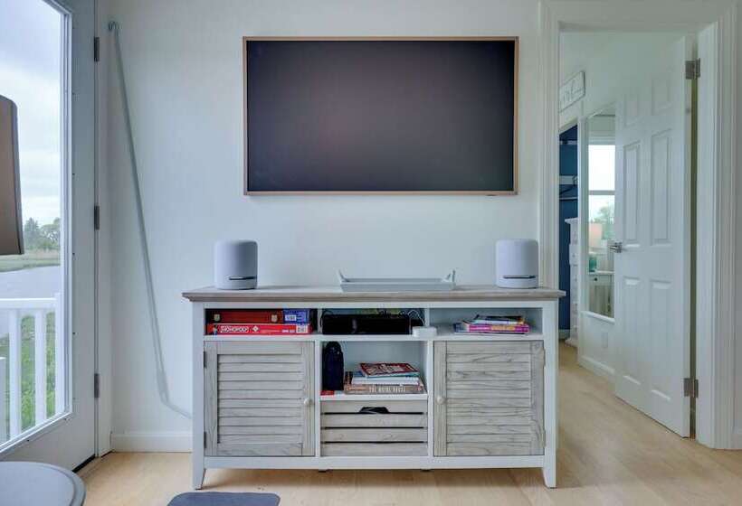 Cozy Narragansett Cottage W/ Dock & Outdoor Shower