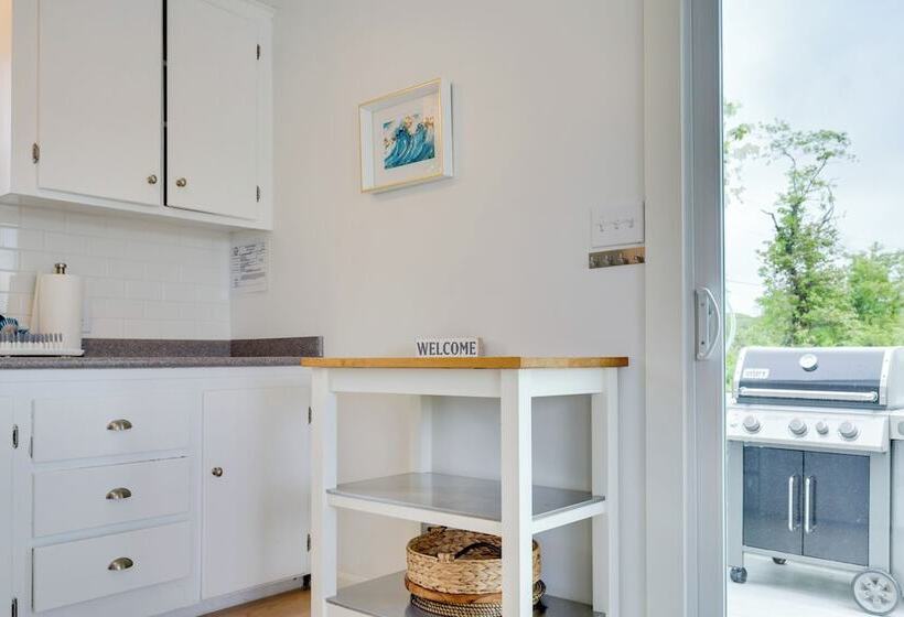 Cozy Narragansett Cottage W/ Dock & Outdoor Shower