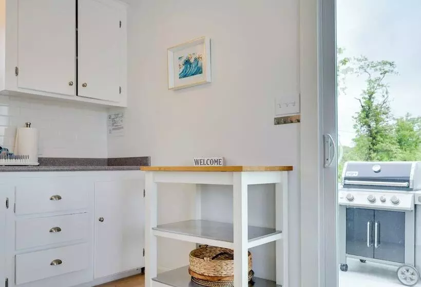 Cozy Narragansett Cottage W/ Dock & Outdoor Shower