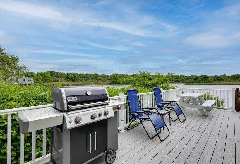 Cozy Narragansett Cottage W/ Dock & Outdoor Shower