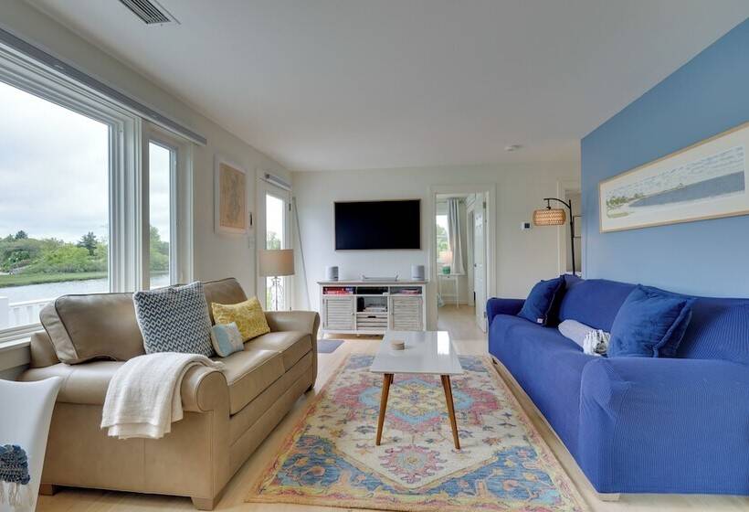 Cozy Narragansett Cottage W/ Dock & Outdoor Shower