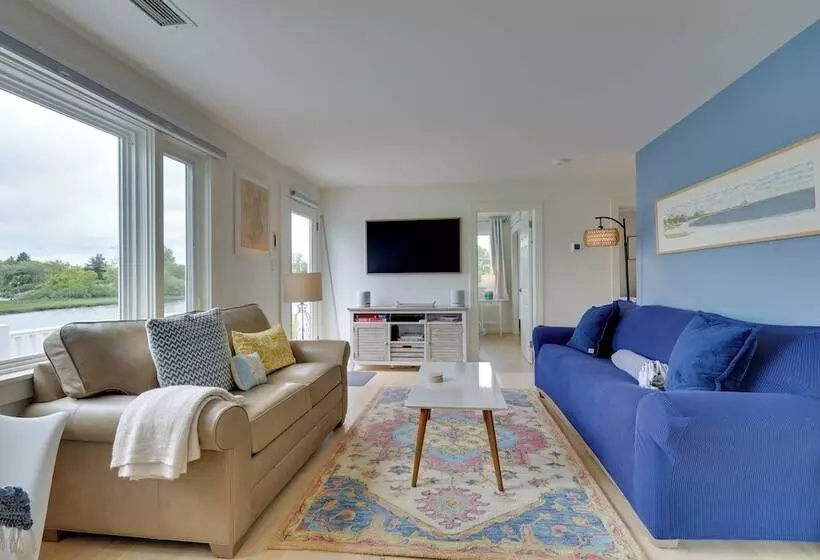 Cozy Narragansett Cottage W/ Dock & Outdoor Shower