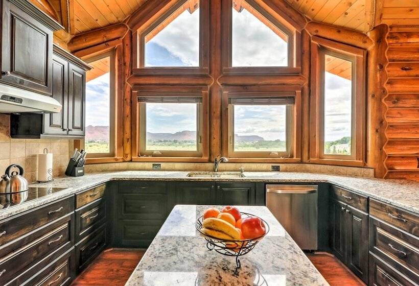 Dreamy Kanab Cabin W/ Hot Tub & Panoramic Views!