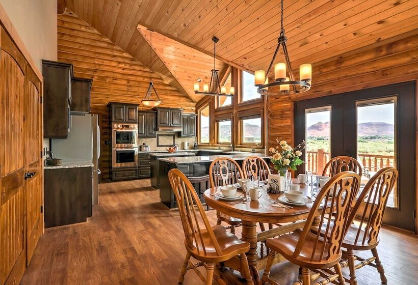 Dreamy Kanab Cabin W/ Hot Tub & Panoramic Views!