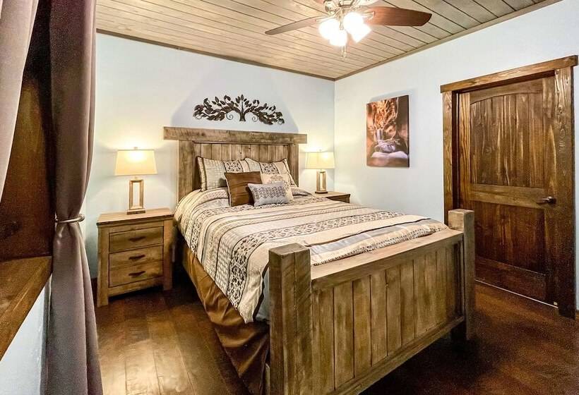 Dreamy Kanab Cabin W/ Hot Tub & Panoramic Views!