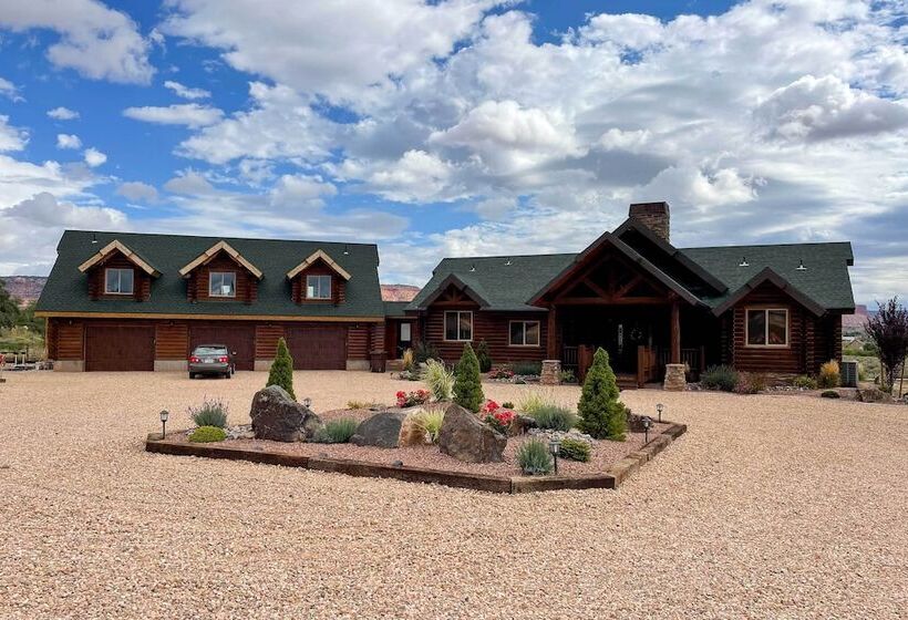 Dreamy Kanab Cabin W/ Hot Tub & Panoramic Views!