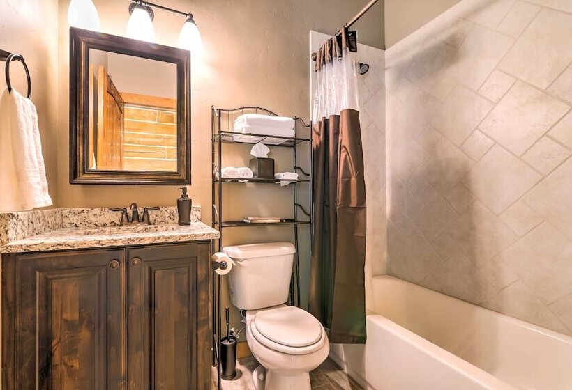 Dreamy Kanab Cabin W/ Hot Tub & Panoramic Views!