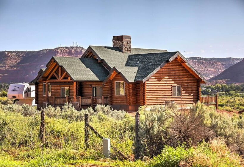 Dreamy Kanab Cabin W/ Hot Tub & Panoramic Views!