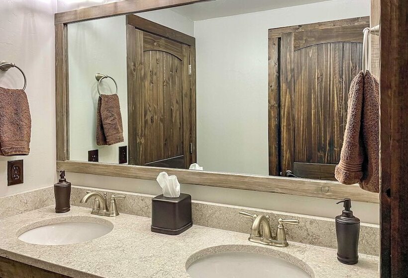 Dreamy Kanab Cabin W/ Hot Tub & Panoramic Views!