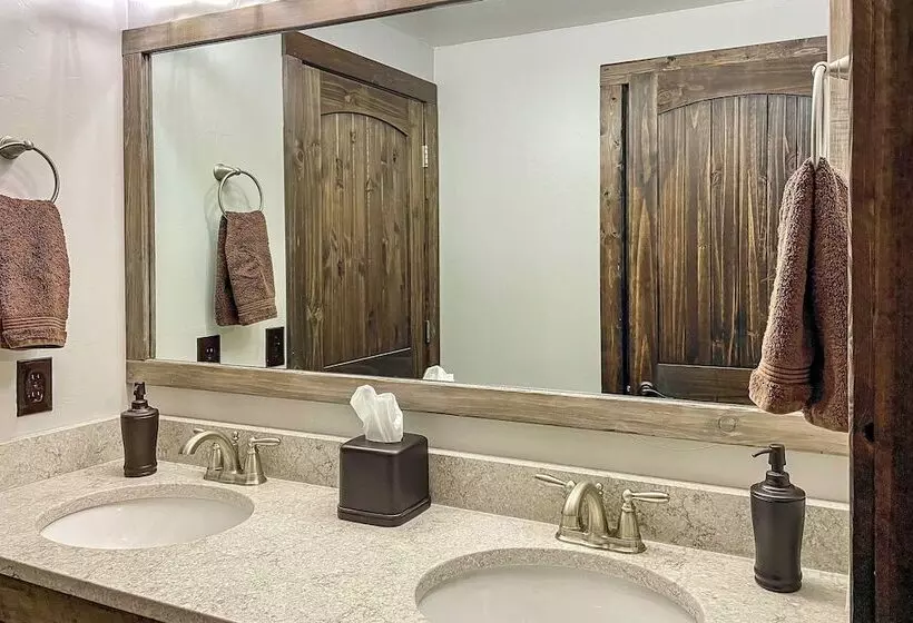 Dreamy Kanab Cabin W/ Hot Tub & Panoramic Views!
