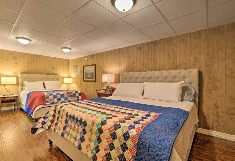 Family Farmhouse On 160 Acre Ranch W/ Hiking Trail