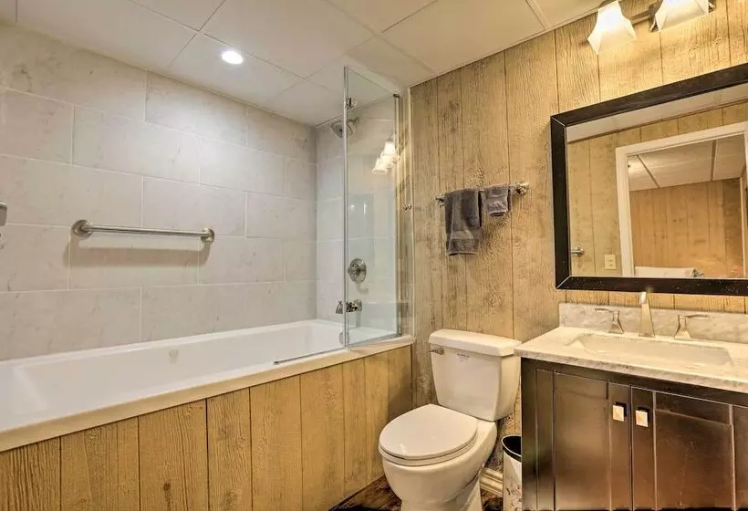 Family Farmhouse On 160 Acre Ranch W/ Hiking Trail