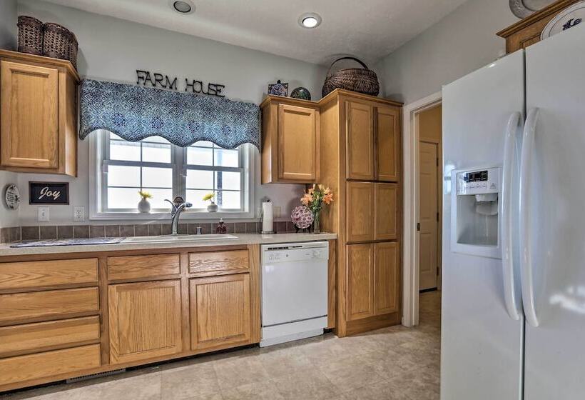 Family Farmhouse On 160 Acre Ranch W/ Hiking Trail