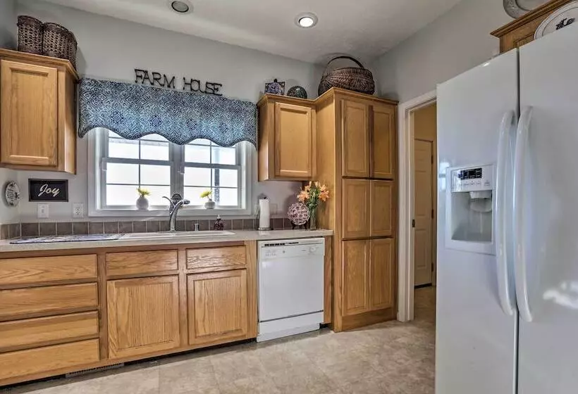 Family Farmhouse On 160 Acre Ranch W/ Hiking Trail