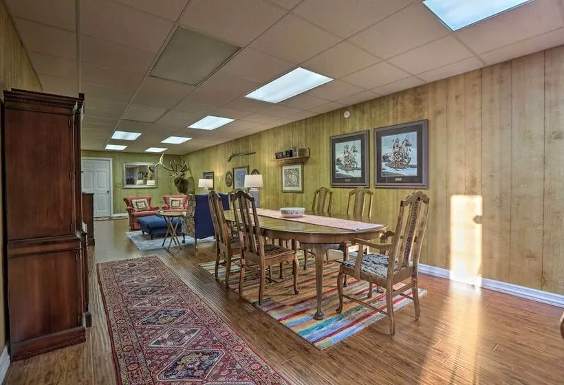 Family Farmhouse On 160 Acre Ranch W/ Hiking Trail