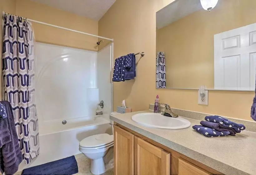 Family Farmhouse On 160 Acre Ranch W/ Hiking Trail