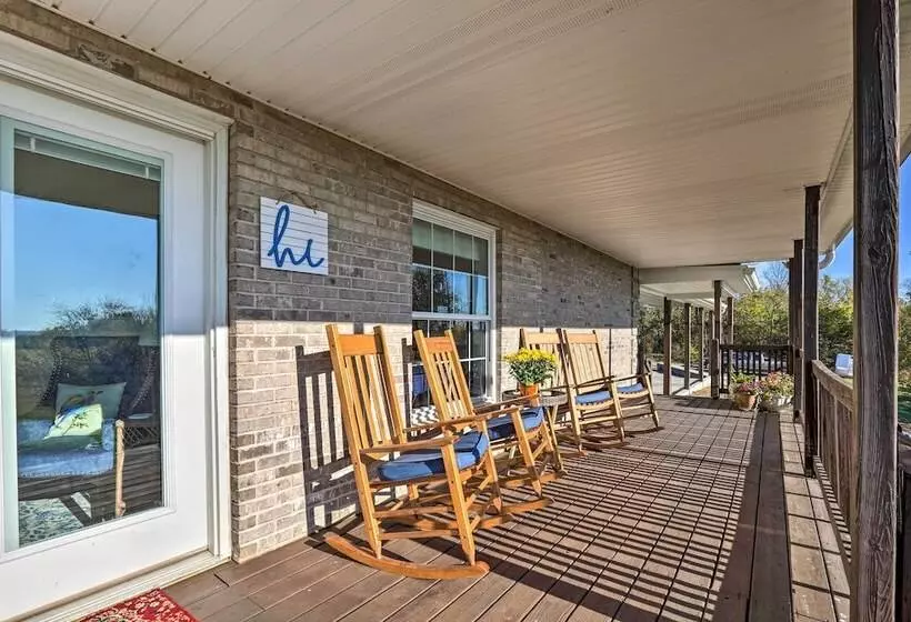 Family Farmhouse On 160 Acre Ranch W/ Hiking Trail