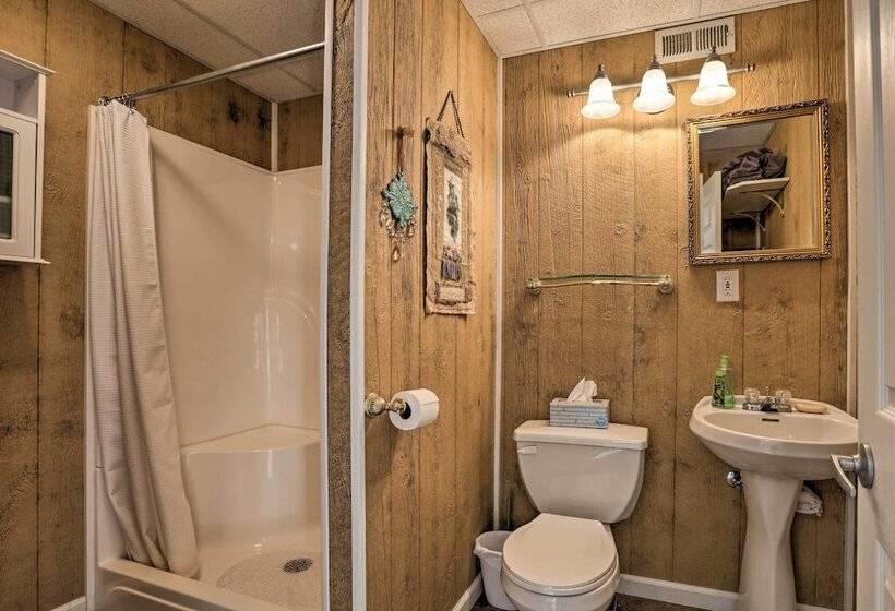 Family Farmhouse On 160 Acre Ranch W/ Hiking Trail