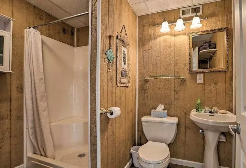 Family Farmhouse On 160 Acre Ranch W/ Hiking Trail