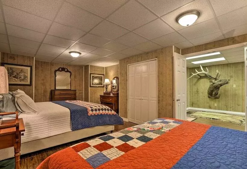 Family Farmhouse On 160 Acre Ranch W/ Hiking Trail