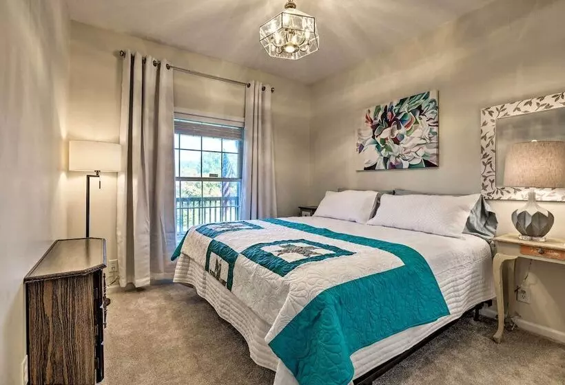 Family Farmhouse On 160 Acre Ranch W/ Hiking Trail