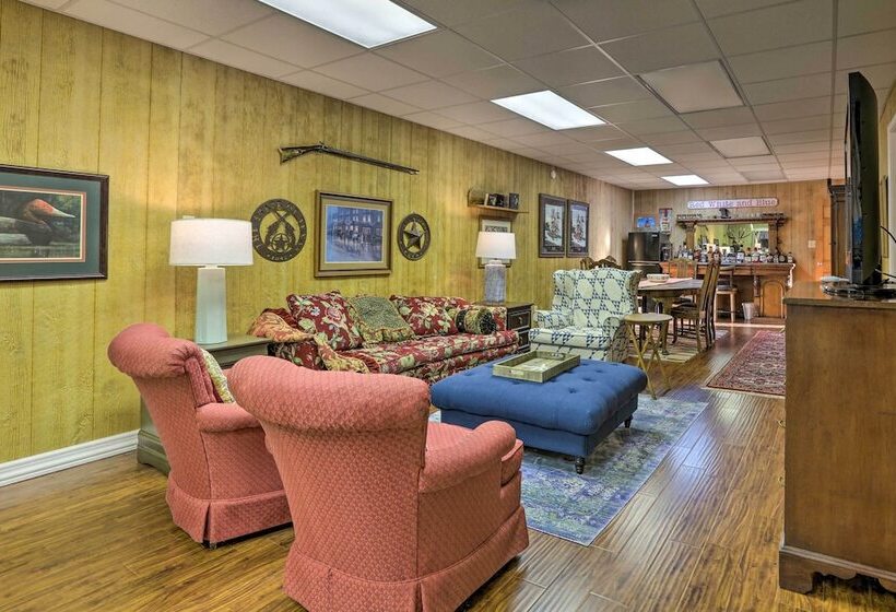 Family Farmhouse On 160 Acre Ranch W/ Hiking Trail